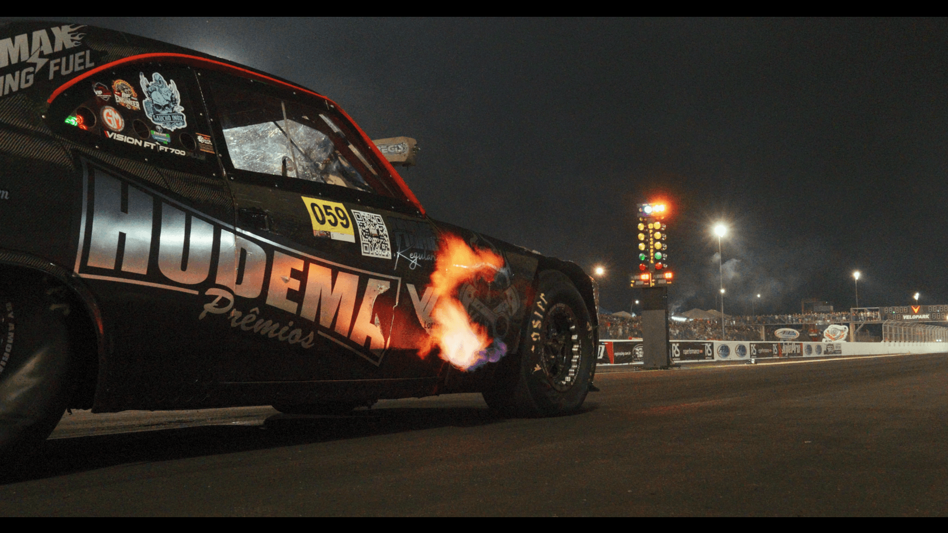 Carro de drag racing soltando chamas